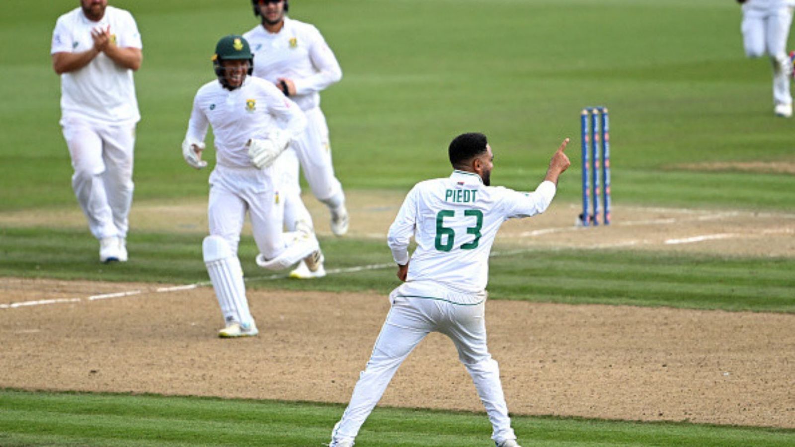 SA vs NZ: 5 साल में 9 टेस्ट खेलने वाला स्पिनर बना कीवी बल्लेबाजों का काल, आधी टीम को भेजा पवेलियन, 31 रन की लीड पर अफ्रीकी टीम SA vs NZ: 5 साल में 9 टेस्ट खेलने वाला स्पिनर बना कीवी बल्लेबाजों का काल, आधी टीम को भेजा पवेलियन, 31 रन की लीड पर अफ्रीकी टीम