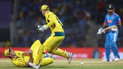 भारत से हार के बाद जिसने 4.5 महीने तक नहीं खेला वनडे उसने रचा इतिहास, 8 कैच लपककर की वर्ल्ड रिकॉर्ड की बराबरी एलेक्स कैरी (दाएं) को ऑस्ट्रेलिया ने वर्ल्ड कप 2023 में भारत से मैच के बाद ड्रॉप कर दिया था.