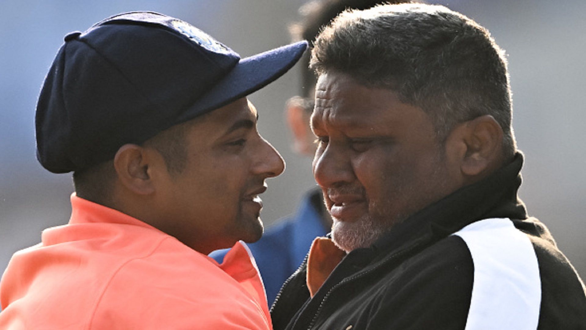 IND vs ENG, 3rd Test: सरफराज खान के डेब्‍यू पर पिता की फूटी रुलाई, फिर बेटे की कैप को चूमा, देखें इमोशनल कर देने वाला Video