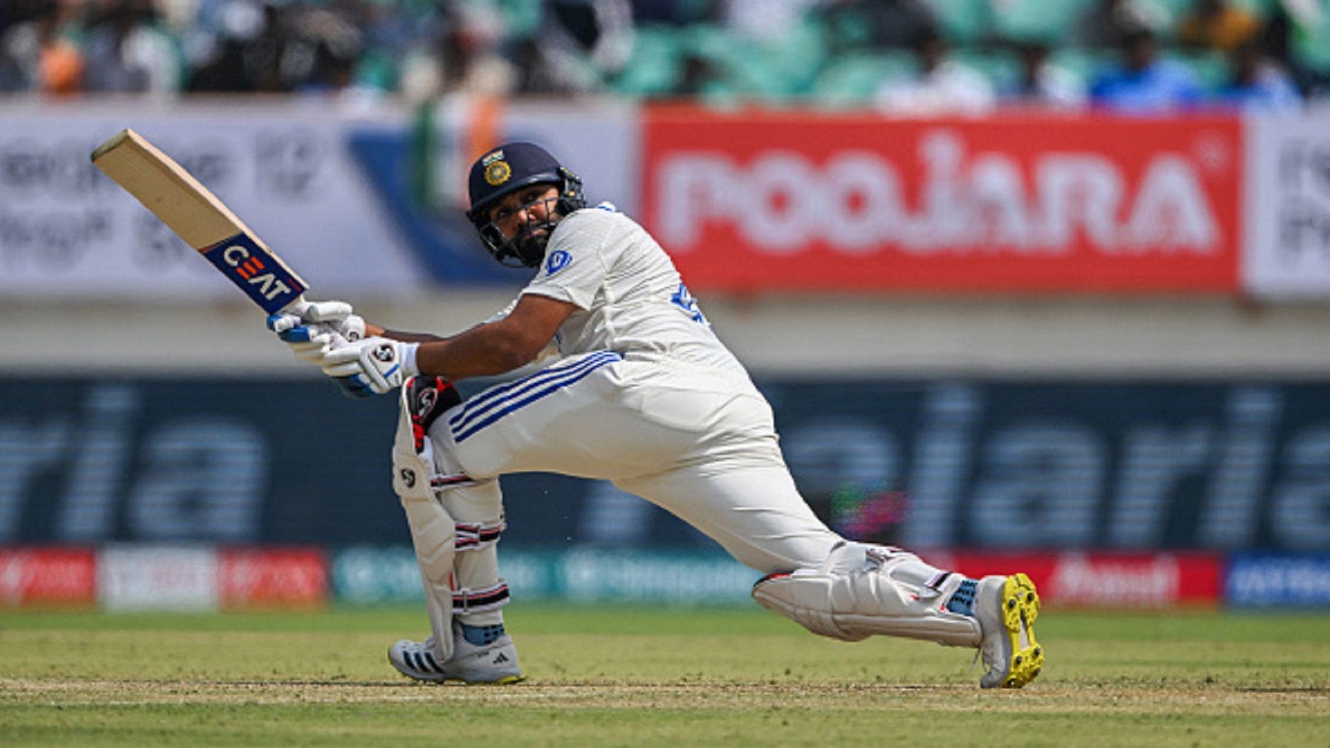 Rohit Sharma Century: रोहित शर्मा ने राजकोट में इंग्लिश गेंदबाजों को कूटा, रिकॉर्ड छक्‍के लगाकर ठोका शतक, एमएस धोनी को भी छोड़ा पीछे