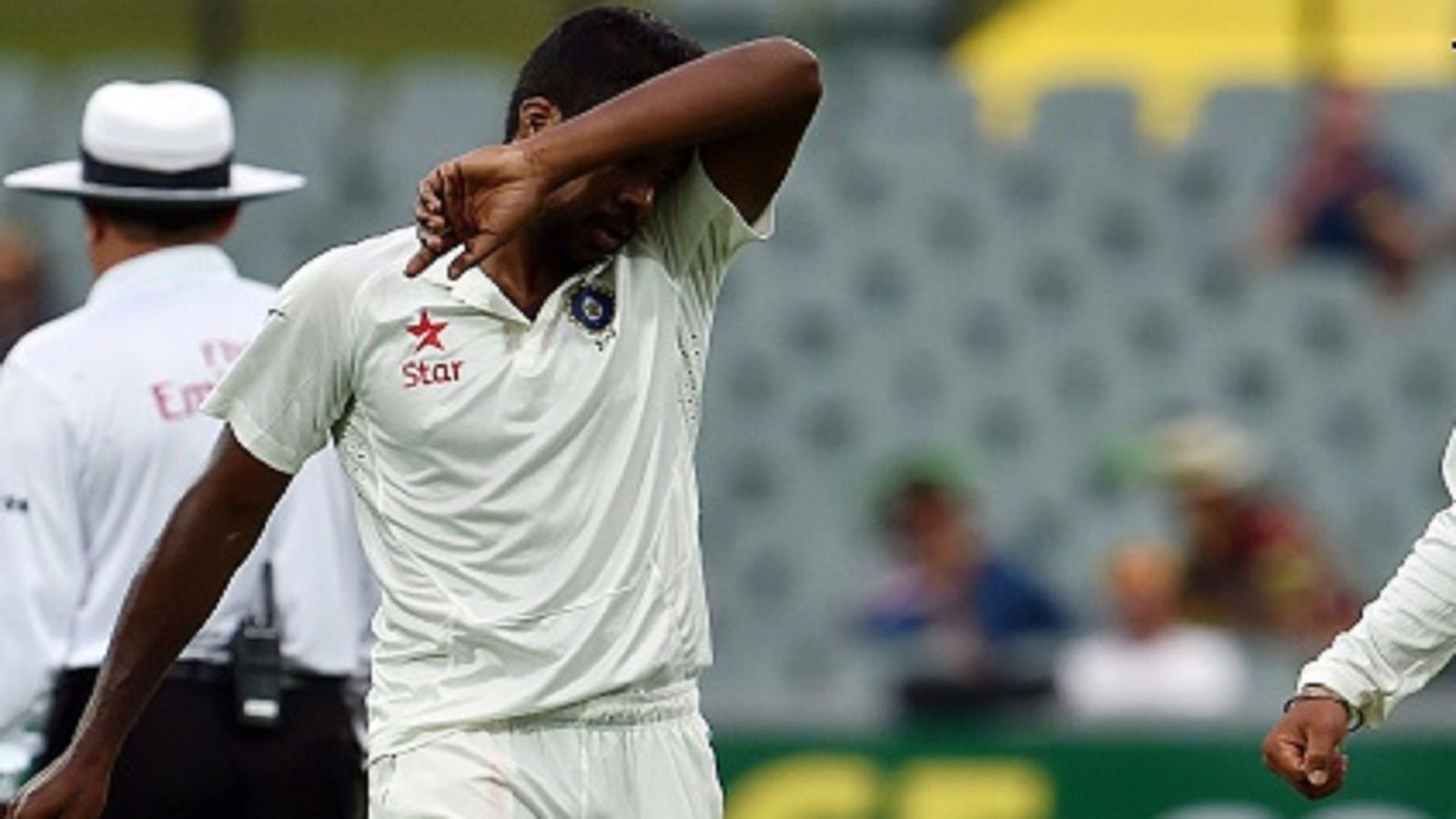 बड़ी खबर: इंग्लैंड की नाक में दम करने वाले भारतीय गेंदबाज ने IND vs ENG टेस्ट सीरीज के बीच लिया संन्यास बड़ी खबर: इंग्लैंड की नाक में दम करने वाले भारतीय गेंदबाज ने IND vs ENG टेस्ट सीरीज के बीच लिया संन्यास