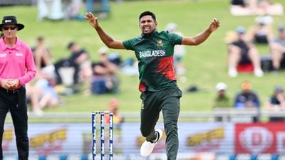 BPL में गंभीर हादसा, मुस्तफिजुर रहमान को साथी खिलाड़ी के शॉट से सिर में लगी गेंद, बह निकला खून, अस्पताल में कराना पड़ा भर्ती मुस्तफिजुर रहमान बांग्लादेश के प्रमुख तेज गेंदबाज हैं.