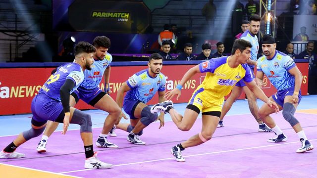 Pro Kabaddi League: लीग स्टेज के अंतिम मुकाबले में दिल्ली की जीत, विशाल- नरेंद्र के धांसू प्रदर्शन से तमिल थलाइवाज ने बंगाल वॉरियर्स को रौंदा तमिल थलाइवाज और बंगाल वॉरियर्स के खिलाड़ी एक्शन में