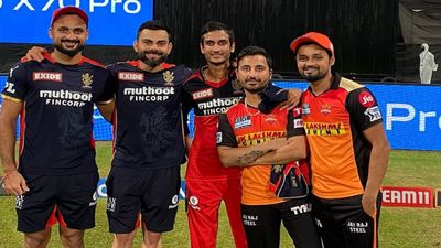 IND vs ENG: पड़ोसियों ने मुंह फेरा, 6 महीने के भीतर पिता-बड़े भाई दोनों का निधन, अब रांची टेस्ट में डेब्यू कर सकता है बिहार का ये खिलाड़ी रॉयल चैलेंजर्स बैंगलोर के स्टार बल्लेबाज विराट कोहली के साथ आकाशदीप (बाएं)