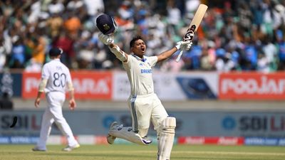 ICC Test Player Rankings: यशस्वी जायसवाल की लंबी छलांग, लगातार दो डबल सेंचुरी लगाकर करियर की बेस्ट रैंकिंग पर पहुंचे, ऋषभ पंत और रोहित शर्मा का भी बदला स्थान जायसवाल ने विशाखापतनम और राजकोट में दोहरा शतक ठोका था
