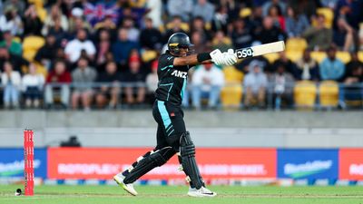 NZ vs AUS: एमएस धोनी के ऑलराउंडर ने उड़ाया गर्दा, 19 गेंदों में ठोके 54 रन, तूफानी पारी में लगाए 6 छक्के और 2 चौके अपनी तूफानी पारी में शॉट लगाते रचिन रवींद्र