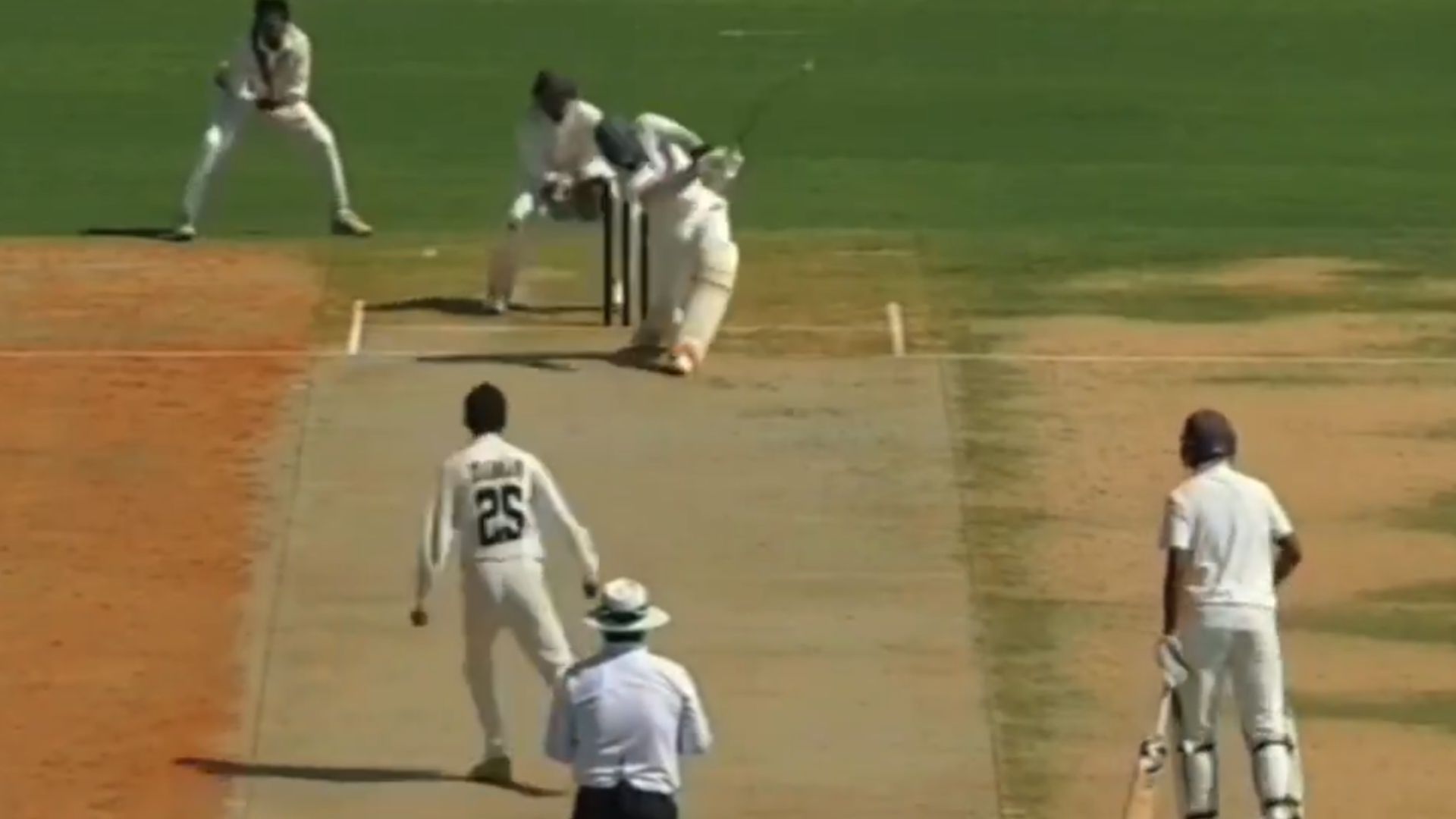 SIX Sixes in Over : 6,6,6,...छह गेंद में लगातार छह छक्के जड़कर आंध्र प्रदेश के बल्लेबाज ने काटा बवाल, विरोधी टीम ने 865 रन बनाकर दिया जवाब, देखें Video रेलवे के स्पिनर की गेंद पर छक्का लगाते वामशी कृष्णा (फोटो क्रेडिट - एक्स@BCCIdomestic)