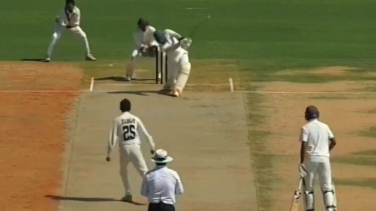 SIX Sixes in Over : 6,6,6,...छह गेंद में लगातार छह छक्के जड़कर आंध्र प्रदेश के बल्लेबाज ने काटा बवाल, विरोधी टीम ने 865 रन बनाकर दिया जवाब, देखें Video SIX Sixes in Over : 6,6,6,...छह गेंद में लगातार छह छक्के जड़कर आंध्र प्रदेश के बल्लेबाज ने काटा बवाल, विरोधी टीम ने 865 रन बनाकर दिया जवाब, देखें Video