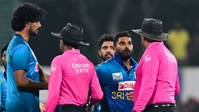SL vs AFG, No Ball Drama : नो बॉल विवाद के बीच अफगानिस्तान ने श्रीलंका को T20I में 3 रन से हराया, 6 गेंद 19 रन के रोमांच में अंपायर ने ये क्या कर डाला? तीन रन की हार के बाद मैदान में अंपायर से बहस करते श्रीलंकाई कप्तान लिंडन हैनिबल