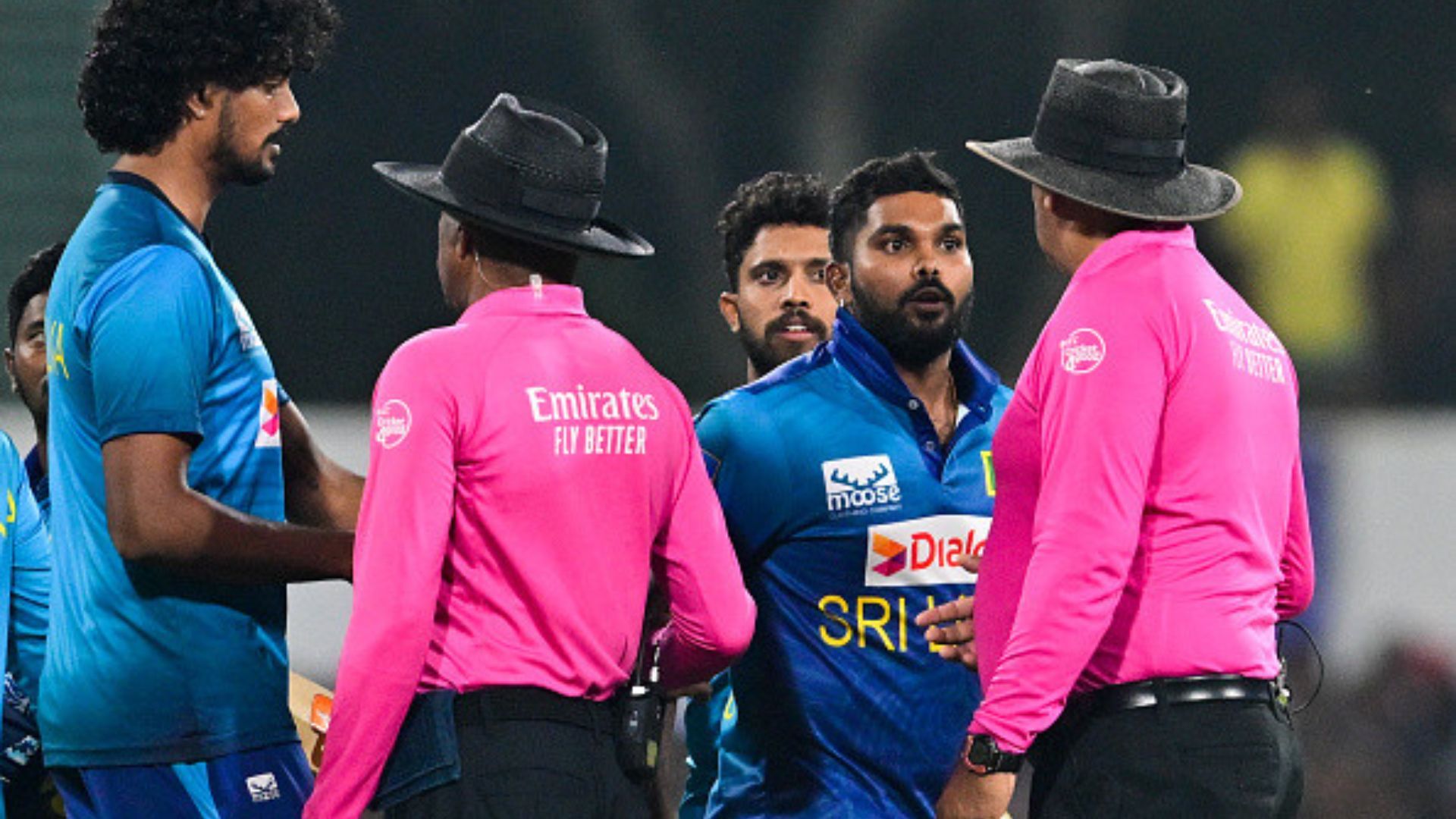 वानिंदु हसरंगा नो बॉल नहीं देने पर गुस्से से तमतमाए, अंपायर से भिड़े, बोले- दिखता नहीं है तो दूसरा काम कर लो