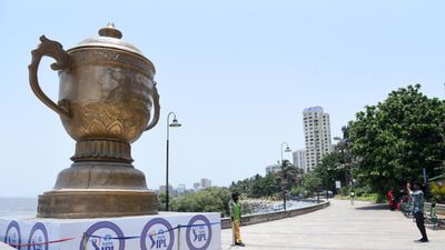 IPL 2024, 10 Teams Schedule : आईपीएल 2024 के 17 दिन में कौन सी टीमें खेलेंगी सबसे अधिक मैच और किसको मिले सबसे कम, जानिए सभी 10 टीमों का शेड्यूल   आईपीएल ट्रॉफी की प्रतिमा