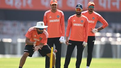 IND vs ENG, Ranchi Pitch Report : रांची में अभी तक टेस्ट मैच नहीं हारी टीम इंडिया, जानें कैसा होगा पिच का मिजाज और क्या है मैदान में भारत का रिकॉर्ड? रांची के मैदान में प्रैक्टिस के दौरान टीम इंडिया के खिलाड़ियों के साथ कप्तान रोहित शर्मा
