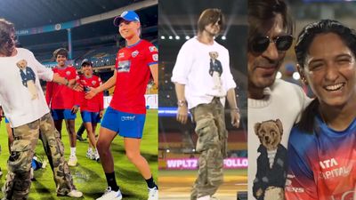 WPL 2024, Shahrukh Khan : शाहरुख़ खान ने वीमेंस प्रीमियर लीग के आगाज से पहले मेग लैनिंग को सिखाया SRK स्टाइल, Video हुआ वायरल WPL 2024 की ओपनिंग सेरेमनी में जलवा दिखाने से पहले महिला खिलाड़ियों से मिले शाहरुख़ खान (फोटो क्रेडिट -