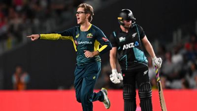 NZ vs AUS: एडम जैंपा के जादू में गायब हुए कीवी, ऑस्ट्रेलिया ने न्यूजीलैंड को 72 रन से रौंदकर कब्जाई टी20 सीरीज एडम जैंपा ने न्यूजीलैंड के खिलाफ दूसरे टी20 में चार विकेट लिए.