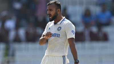 IND vs ENG, Akash Deep : आकाश दीप ने डेब्यू मैच के पहले दिन 3 विकेट लेने के बाद खोला बड़ा राज, कहा - जसप्रीत बुमराह ने मुझे... इंग्लैंड के सामने टेस्ट करियर का पहला विकेट लेने के बाद जोश में आकाश दीप