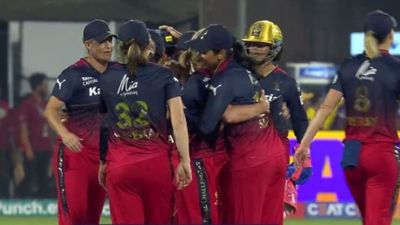 WPL 2024, UPW vs RCB : 1 गेंद पांच रन के रोमांच में जीती RCB, यूपी वॉरियर्ज को अंतिम गेंद पर जीत नहीं दिला सकी दीप्ति शर्मा wpl 2024 में जीत के बाद आरसीबी की टीम