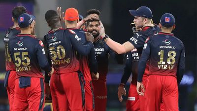 RCB के पूर्व स्पिनर पर लगा बैन, अंपायर को बीच मैच में दी गाली, कप्तानी पर भी उठे सवाल, जानें क्या है पूरा सच रॉयल चैलेंजर्स बैंगलोर की टीम