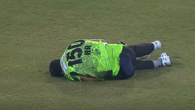 PSL 2024: टी20 वर्ल्ड कप से ठीक पहले पाकिस्तान की मुसीबत बढ़ी, टीम का सबसे धाकड़ गेंदबाज हुआ चोटिल, सपोर्ट के साथ मैदान से जाना पड़ा बाहर हारिस रऊफ