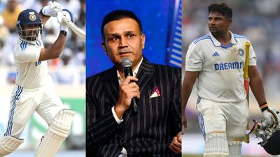 वीरेंद्र सहवाग ने ध्रुव जुरेल की तारीफ करते हुए सरफराज पर साधा निशाना, मच गया हंगामा, देनी पड़ी सफाई, जानें पूरा मामला इंग्लैंड के खिलाफ टेस्ट मैच के दौरान ध्रुव जुरेल, वीरेन्द्र सहवाग (बीच में), फिर सरफराज खान