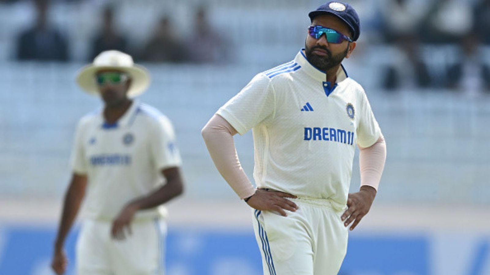 Rohit Sharma Video: रोहित शर्मा ने सरफराज खान से लाइव मैच में क्यों कहा हीरो नहीं बनने का? देखिए वीडियो Rohit Sharma Video: रोहित शर्मा ने सरफराज खान से लाइव मैच में क्यों कहा हीरो नहीं बनने का? देखिए वीडियो