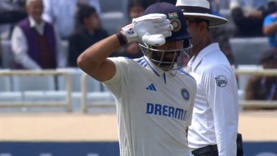 Dhruv Jurel Salute celebration : ध्रुव जुरेल ने फिफ्टी जड़ने के बाद क्यों सैल्यूट से किया सेलिब्रेशन? अब खोला पिता से जुड़ा बड़ा राज  इंग्लैंड के खिलाफ रांची टेस्ट मैच में फिफ्टी जड़ने के बाद सैल्यूट करते ध्रुव जुरेल