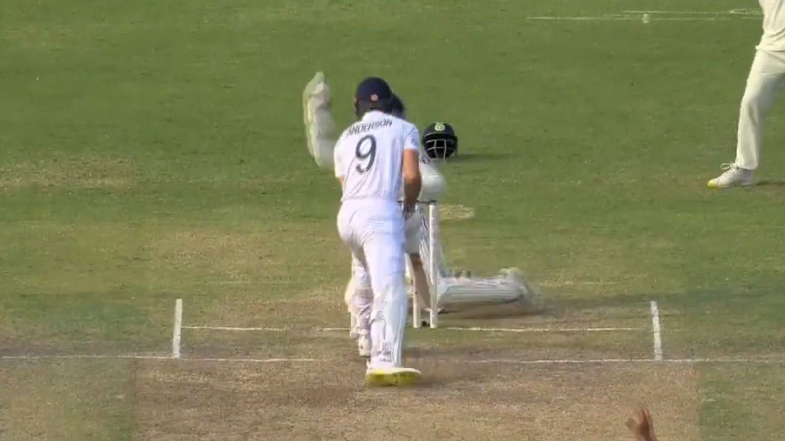 Dhruv Jurel Video : ध्रुव जुरेल ने विकेट के पीछे पैनी नजर से किया कमाल, अश्विन को 5 विकेट हॉल दिलाने में सब कुछ झोंक दिया, BCCI ने शेयर किया Video Dhruv Jurel Video : ध्रुव जुरेल ने विकेट के पीछे पैनी नजर से किया कमाल, अश्विन को 5 विकेट हॉल दिलाने में सब कुछ झोंक दिया, BCCI ने शेयर किया Video