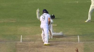 Dhruv Jurel Video : ध्रुव जुरेल ने विकेट के पीछे पैनी नजर से किया कमाल, अश्विन को 5 विकेट हॉल दिलाने में सब कुछ झोंक दिया, BCCI ने शेयर किया Video इंग्लैंड के सामने विकेट के पीछे से कैच लेते ध्रुव जुरेल