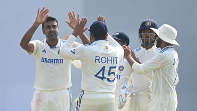 IND vs ENG, Ashwin : 'आर. अश्विन अगले टेस्ट में संभाले टीम इंडिया की कमान', सुनील गावस्कर ने क्यों कहा ऐसा ? इंग्लैंड के खिलाफ विकेट लेने के बाद कप्तान रोहित शर्मा के साथ अश्विन