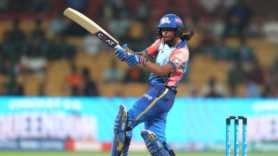 WPL 2024, MI vs GG : शबनिम और एमिलिया के कहर से 126 पर ढेर हुई गुजरात, मुंबई इंडियंस ने हरमनप्रीत के धमाके से लगातार जीता दूसरा मैच WPL 2024 में गुजरात के खिलाफ शॉट खेलती हरमनप्रीत कौर