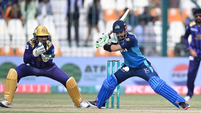 PSL 2024 : रिजवान और हेंड्रिक्स की तूफानी बैटिंग से जीती मुल्तान, क्वेटा को 13 रन से चखाया हार का स्वाद PSL 2024 में क्वेटा की टीम के खिलाफ शॉट खेलते रिजवान