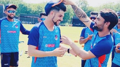 रिंकू सिंह के 20 साल के साथी ने ठोका विस्फोटक तिहरा शतक, 33 चौकों और 12 छक्कों से बरपाया कहर, 117 की स्ट्राइक रेट से की कुटाई समीर रिजवी को उत्तर प्रदेश के लिए मेडन कैप रिंकू सिंह ने ही पहनाई थी.