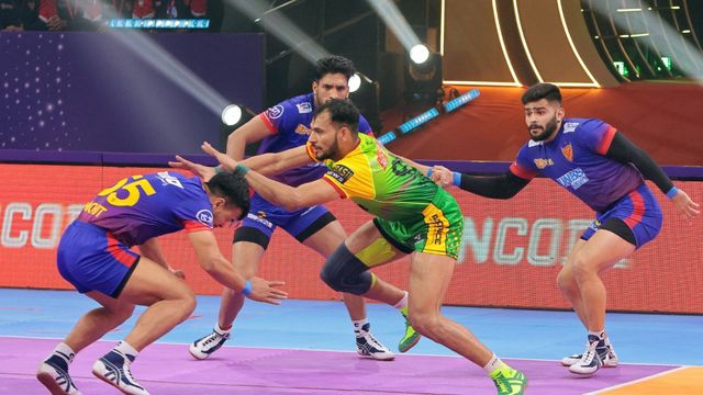 Pro Kabaddi League: हरियाणा स्टीलर्स और पटना पाइरेट्स की सेमीफाइनल में एंट्री, गुजरात जायंट्स और दबंग दिल्ली की हार पटना पाइरेट्स के खिलाड़ी को रोकते हुए दबंग दिल्ली की टीम