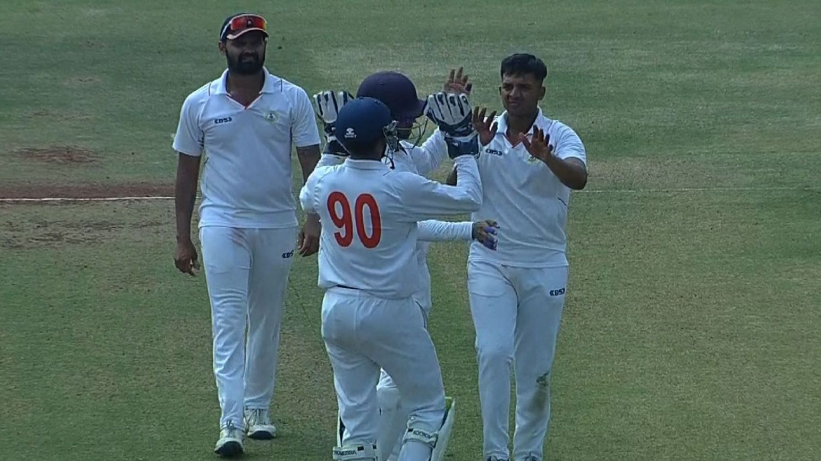 Ranji Trophy: क्रिकेटर पिता कोमा में गए तो बेटे ने थामा बैट और बॉल, अब बना मयंक अग्रवाल की टीम का काल, कर्नाटक को धूल चटा विदर्भ को सेमीफाइनल में पहुंचाया Ranji Trophy: क्रिकेटर पिता कोमा में गए तो बेटे ने थामा बैट और बॉल, अब बना मयंक अग्रवाल की टीम का काल, कर्नाटक को धूल चटा विदर्भ को सेमीफाइनल में पहुंचाया