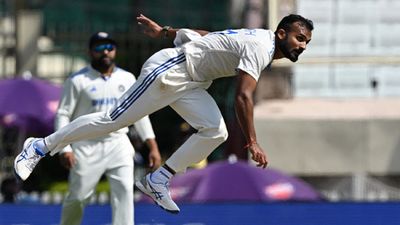 BCCI Central Contract: पांच तेज गेंदबाजों को बीसीसीआई देगा स्पेशल कॉन्ट्रेक्ट, अनकैप्ड प्लेयर्स भी शामिल! अपने डेब्यू मैच में बॉलिंग करते आकाशदीप