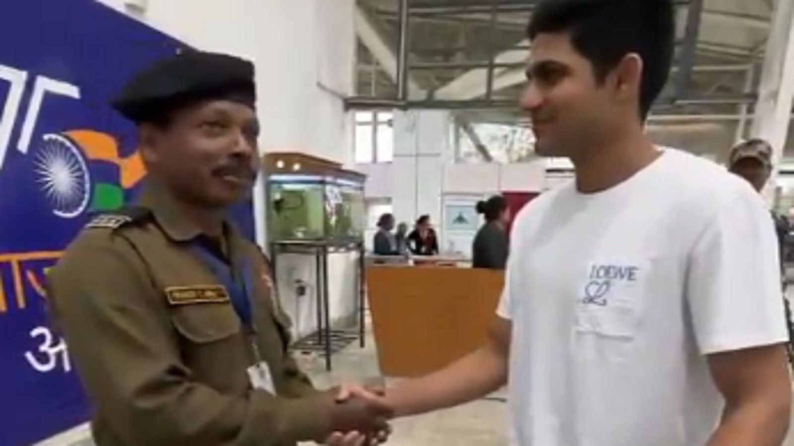 शुभमन गिल ने दिया सरप्राइज तो इमोशनल हो गए आईपीएल खेलने वाले पहले आदिवासी खिलाड़ी के पिता, एयरपोर्ट पर हैं सिक्योरिटी गार्ड, Video शुभमन गिल ने दिया सरप्राइज तो इमोशनल हो गए आईपीएल खेलने वाले पहले आदिवासी खिलाड़ी के पिता, एयरपोर्ट पर हैं सिक्योरिटी गार्ड, Video