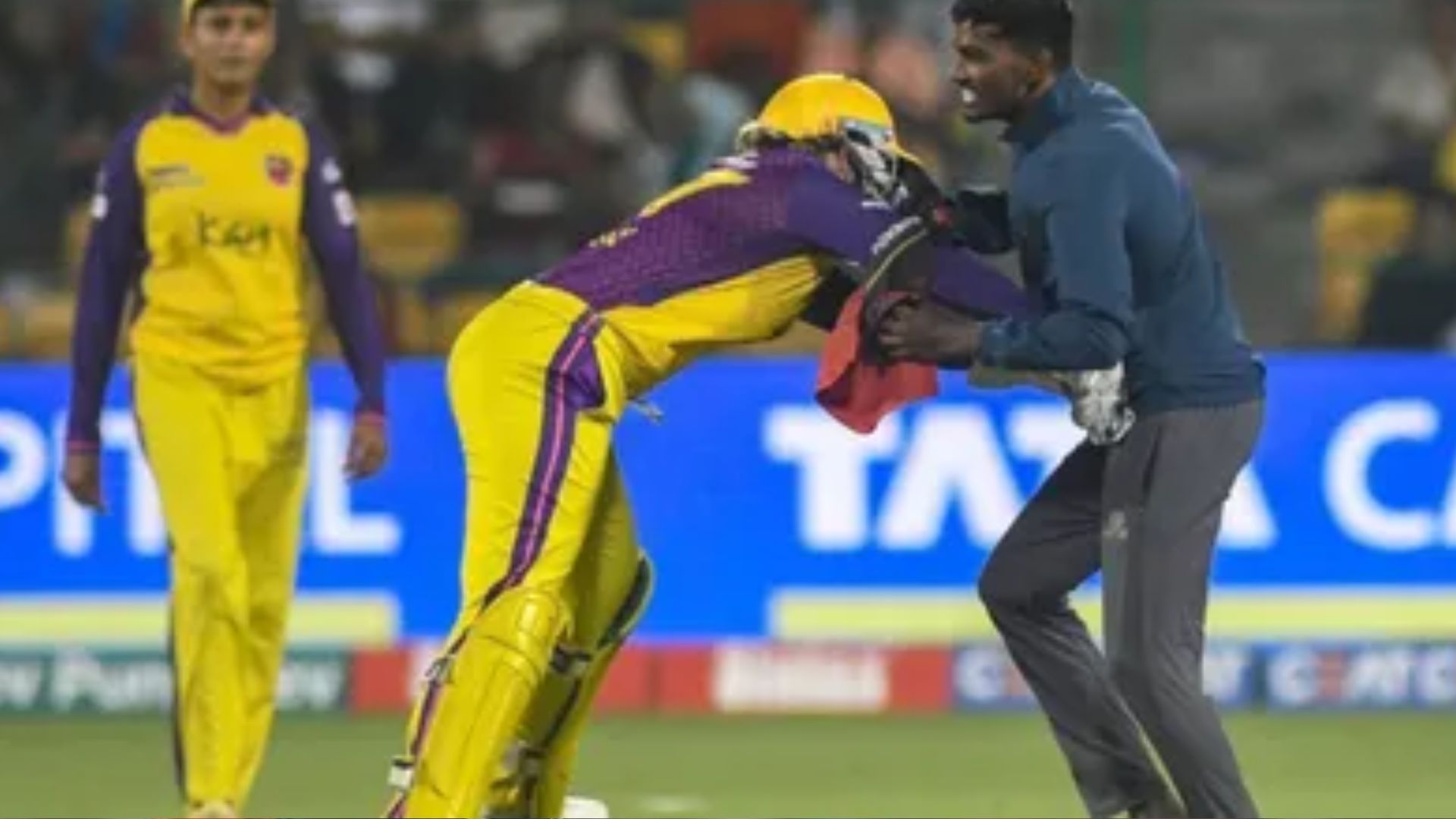 WPL 2024 : एलिसा हीली से जा भिड़ा RCB की जर्सी वाला फैन, मैदान में हुआ हंगामा, जानें क्या है मामला ?