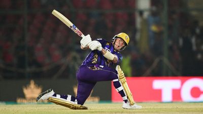 IPL 2024 से पहले KKR ओपनर का पाकिस्तान में गरजा बल्ला, 52 रनों की पारी से शान मसूद की टीम को पीटा पाकिस्तान में मैच के दौरान शॉट खेलते जेसन रॉय