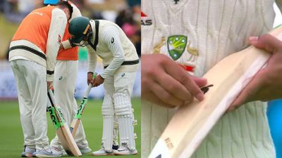 Usman Khawaja Bat Sticker Drama : उस्मान ख्वाजा को बल्ले से क्यों हटाना पड़ा पक्षी का स्टीकर? जानें पूरा मामला न्यूजीलैंड के खिलाफ पहले टेस्ट के दौरान बल्ला बदलते उस्मान ख्वाजा