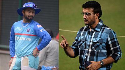 Rishabh Pant Update : ऋषभ पंत पर दिल्ली कैपिटल्स के डायरेक्टर ऑफ़ क्रिकेट सौरव गांगुली ने दी बड़ी अपडेट, कहा - 48 घंटे में फैसला होगा कि... 2019 में दिल्ली कैपिटल्स के लिए ट्रेनिंग के दौरान ऋषभ पंत और दूसरी तरफ सौरव गांगुली
