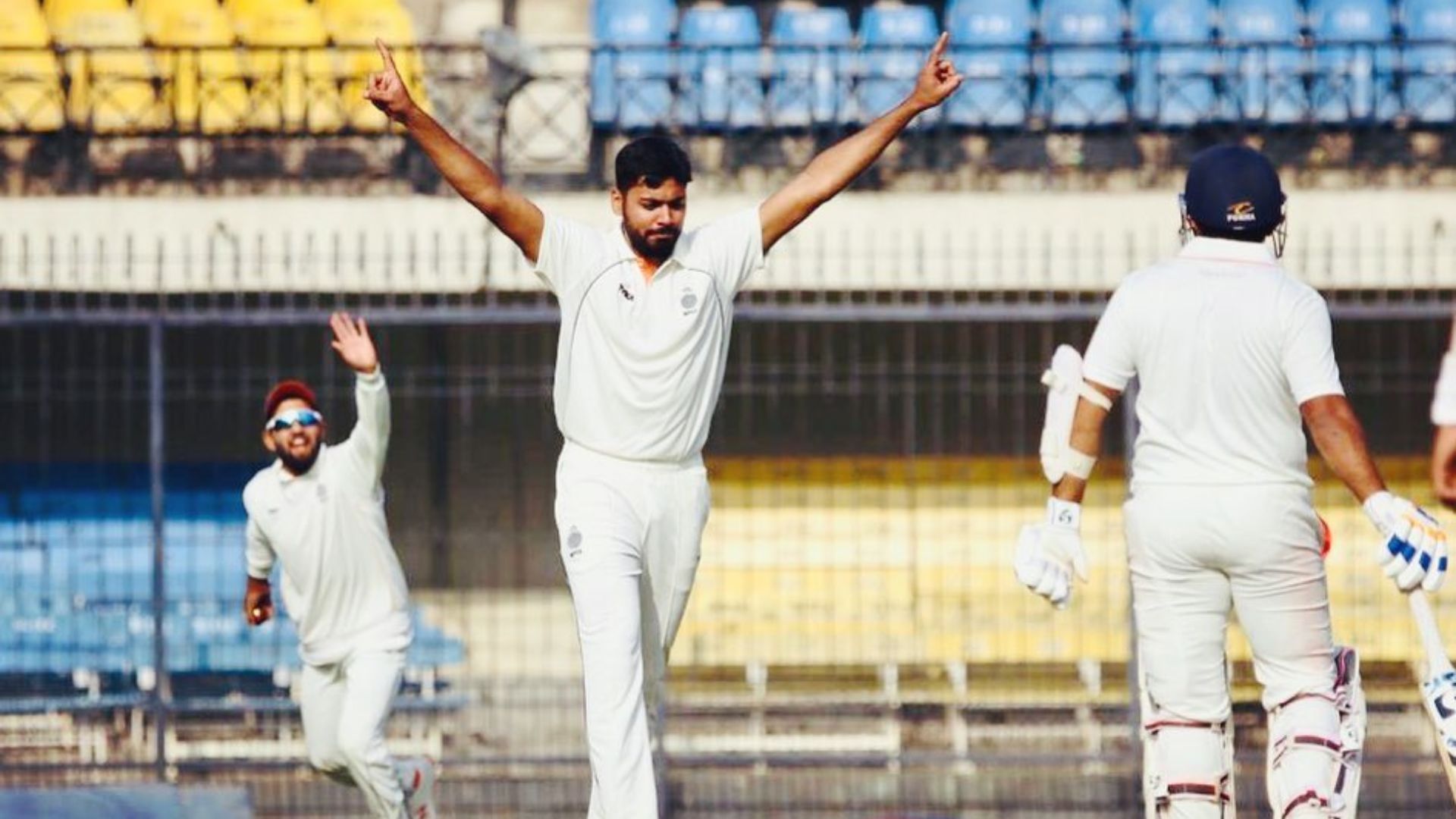 आवेश खान ने टीम इंडिया से निकाले जाने के बाद बरपाया कहर, ट्रिपल सेंचुरियन भारतीय की सेना को मामूली स्कोर पर समेटा