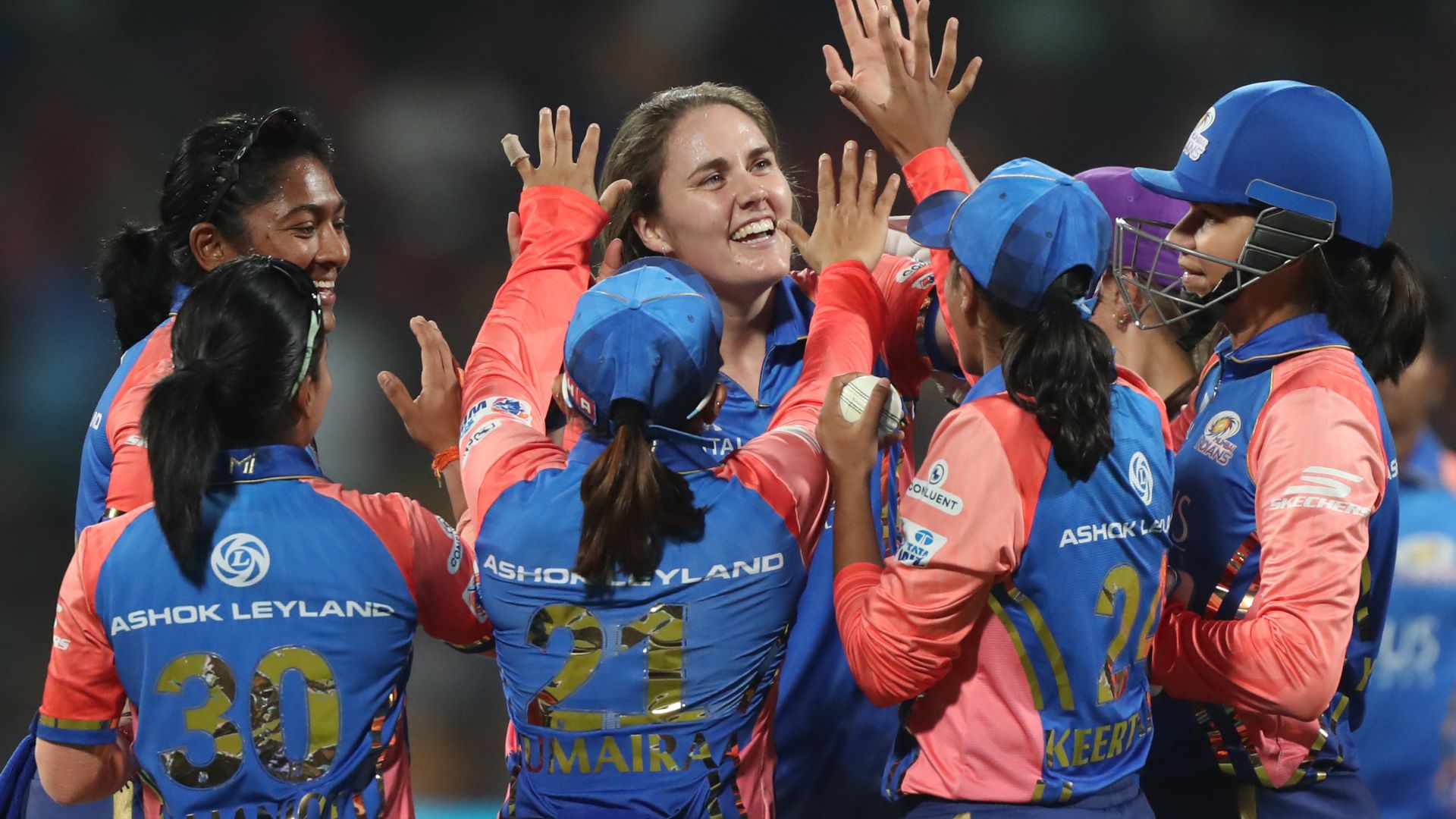 WPL 2024: मुंबई इंडियंस के आगे नहीं गली आरसीबी की हार, 7 विकेट से मिली करारी शिकस्त, गंवाया लगातार दूसरा मुकाबला