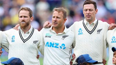 NZ vs AUS: 6 दिन पहले संन्यास लेने वाले खिलाड़ी की नहीं हो पाई वापसी, चोटिल गेंदबाज की जगह दिग्गज के बेटे को मिला डेब्यू का मौका केन विलियमसन, नील वैगनर और मैट हेनरी पहले टेस्ट में नेशनल एंथम के दौरान (बाएं से दाएं)