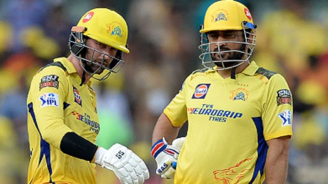 IPL 2024: एमएस धोनी की CSK को झटका, स्टार बल्लेबाज सर्जरी के चलते करीब 8 हफ्ते के लिए हुआ बाहर डेवॉन कॉनवे (बाएं) और (एमएस धोनी दाएं)