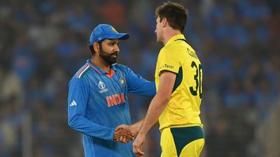 बड़ी खबर: IPL 2024 के लिए सनराइजर्स हैदराबाद ने किया नए कप्तान का ऐलान, रोहित शर्मा को जख्म देने वाले खिलाड़ी को सौंपी कमान वर्ल्ड कप फाइनल के बाद भारतीय कप्तान रोहित शर्मा से हाथ मिलाते ऑस्ट्रेलियाई कप्तान पैट