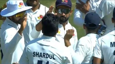 Ranji Trophy: शार्दुल ठाकुर और शम्स मुलानी के दम पर मुंबई 48वीं बार रणजी ट्रॉफी फाइनल में पहुंची, तमिलनाडु को पारी और 70 रन से धोया मुंबई ने तमिलनाडु को हराकर रणजी ट्रॉफी फाइनल में जगह बनाई.