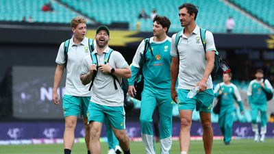 टीम इंडिया को हराने के लिए पाकिस्तान से नहीं खेलेगा ऑस्ट्रेलिया का स्टार खिलाड़ी! कोच ने बताया पूरा प्लान कैमरन ग्रीन (सबसे बाएं) ऑस्ट्रेलिया के उभरते हुए ऑलराउंडर हैं.