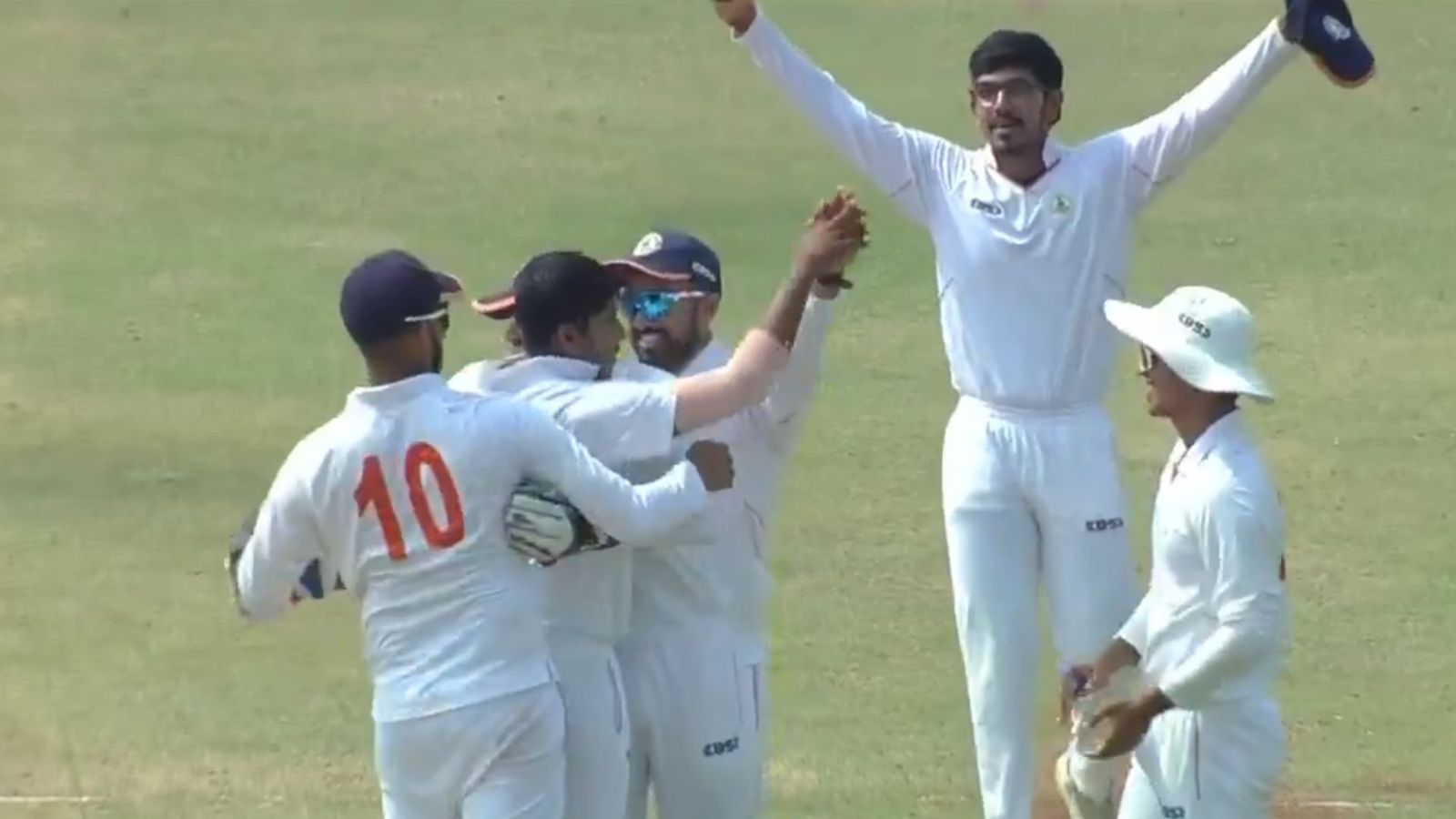 Ranji Trophy Semifinal : मध्य प्रदेश को 62 रन से हराकर विदर्भ ने तीसरी बार फाइनल में बनाई जगह, अब मुंबई से होगी खिताबी जंग Ranji Trophy Semifinal : मध्य प्रदेश को 62 रन से हराकर विदर्भ ने तीसरी बार फाइनल में बनाई जगह, अब मुंबई से होगी खिताबी जंग