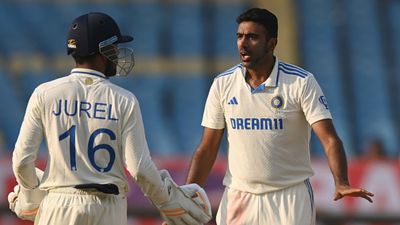 IND vs ENG : अश्विन को क्यों छोड़ना पड़ा था राजकोट टेस्ट, पत्नी ने बताई राज की बात, पुजारा का भी मिला साथ इंग्लैंड के खिलाफ टेस्ट मैच के दौरान ध्रुव जुरेल के साथ आर. अश्विन