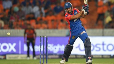 IPL 2024 : KKR को IPL चैंपियन बनाने वाले का ताबड़तोड़ शतक, 11 चौके और 5 छक्के से 103 रनों की पारी खेल इस टीम को जिताया मैच IPL 2023 सीजन में दिल्ली कैपिटल्स के लिए शॉट खेलते मनीष पांडेय