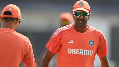 आर अश्विन राजकोट टेस्ट छोड़कर घर गए तो ICU में भर्ती मां ने कहा- तुम क्यों आए? जाओ मैच चल रहा है आर अश्विन दूसरे ही भारतीय बॉलर हैं जिन्होंने 500 टेस्ट विकेट लिए हैं.